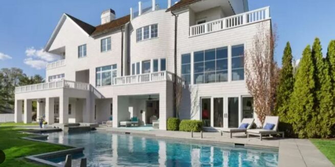 Beach Chic! in Westport Online Auction